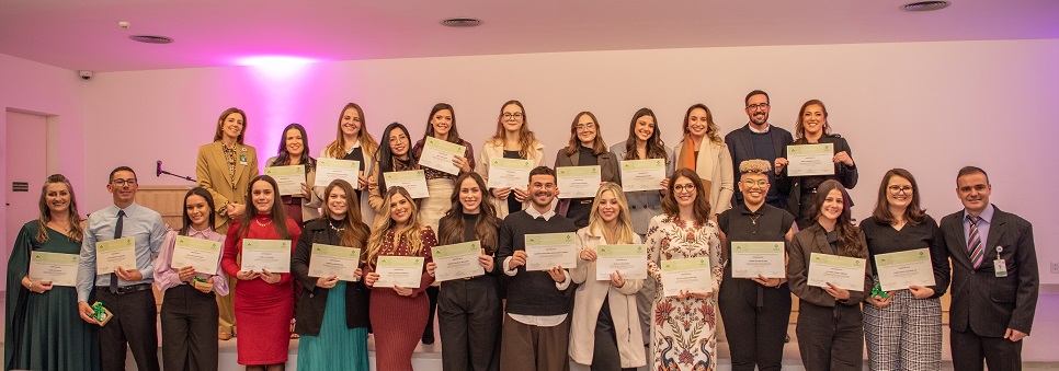 26-7-2_formatura_especiailzacao_farmacia_clinica_e_enfermagem_em_terapia_intensiva-56.jpg