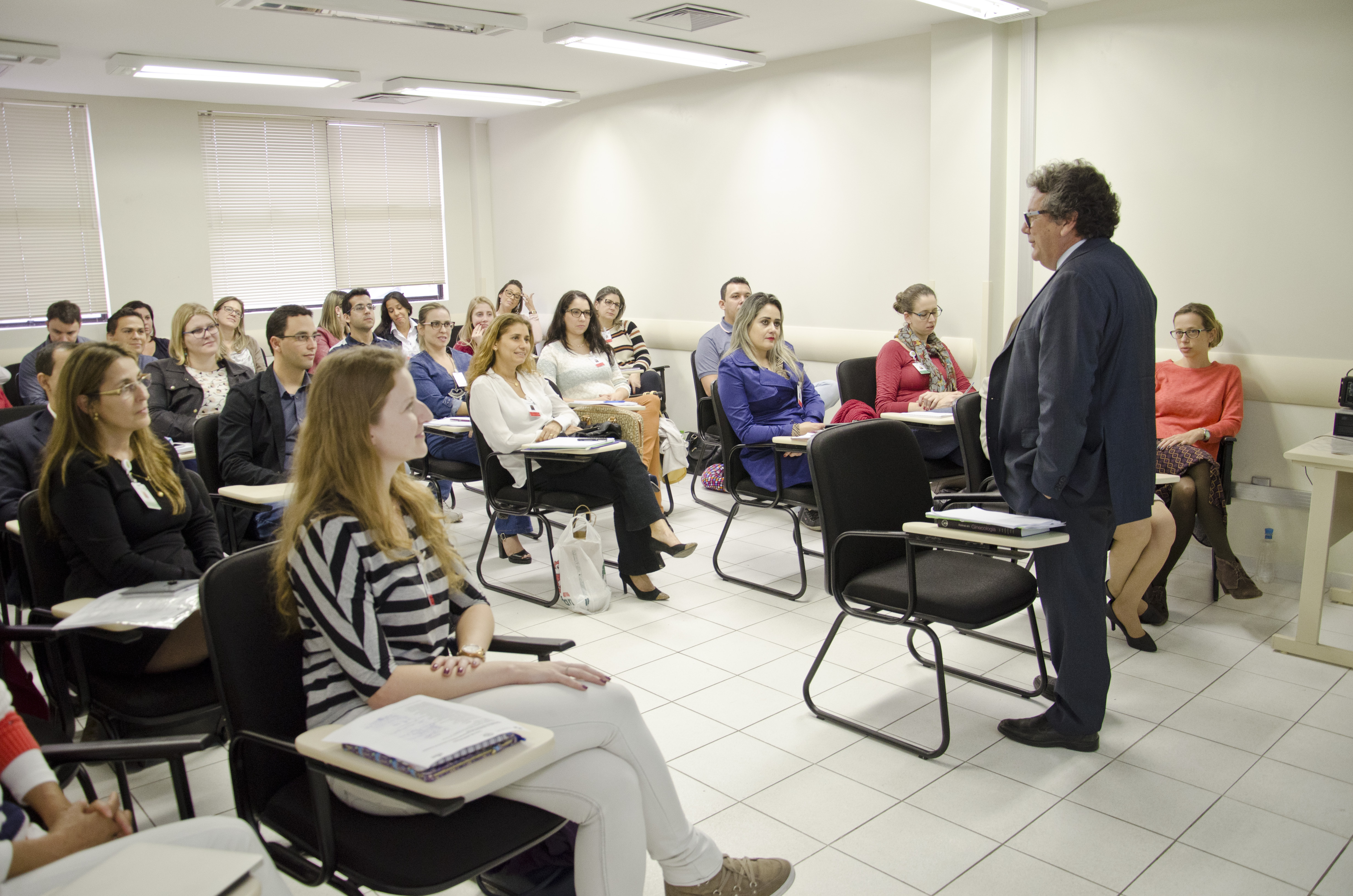 Presidente da Ebserh fazendo a abertura da aula inaugural