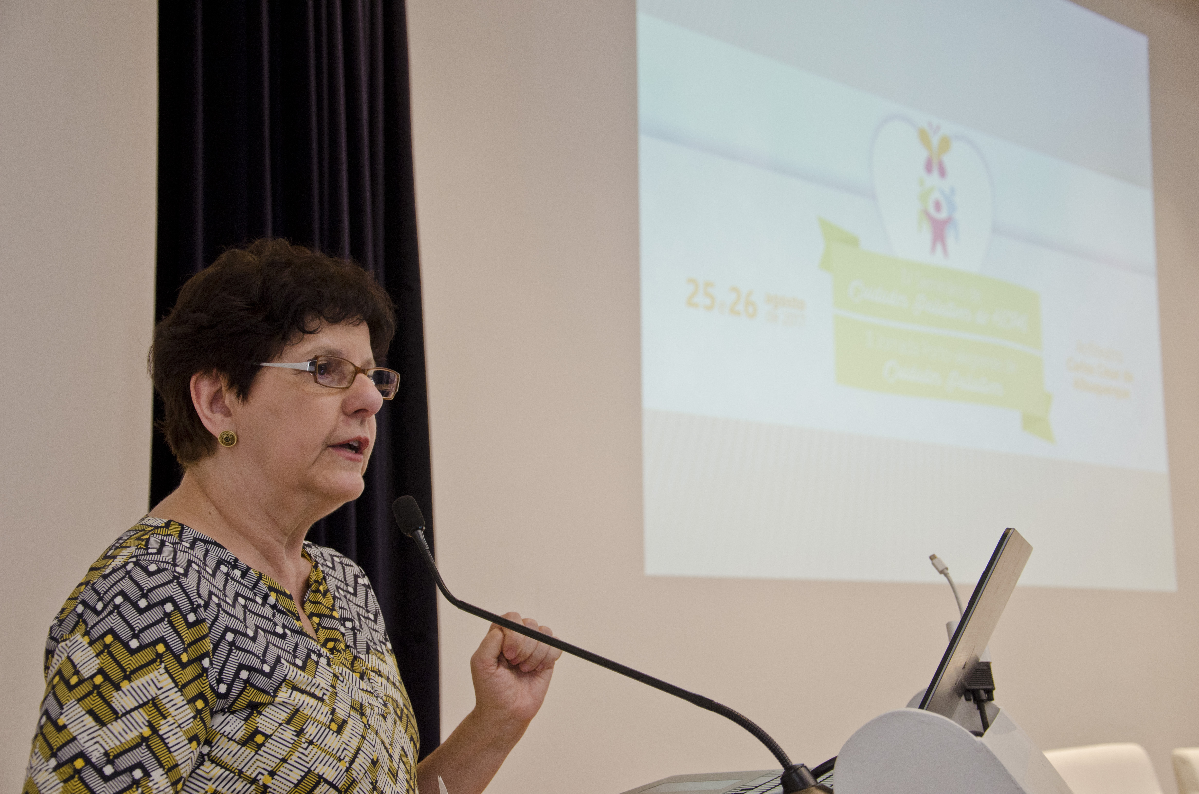 Lucia Miranda Moreira dos Santos falando na abertura do evento