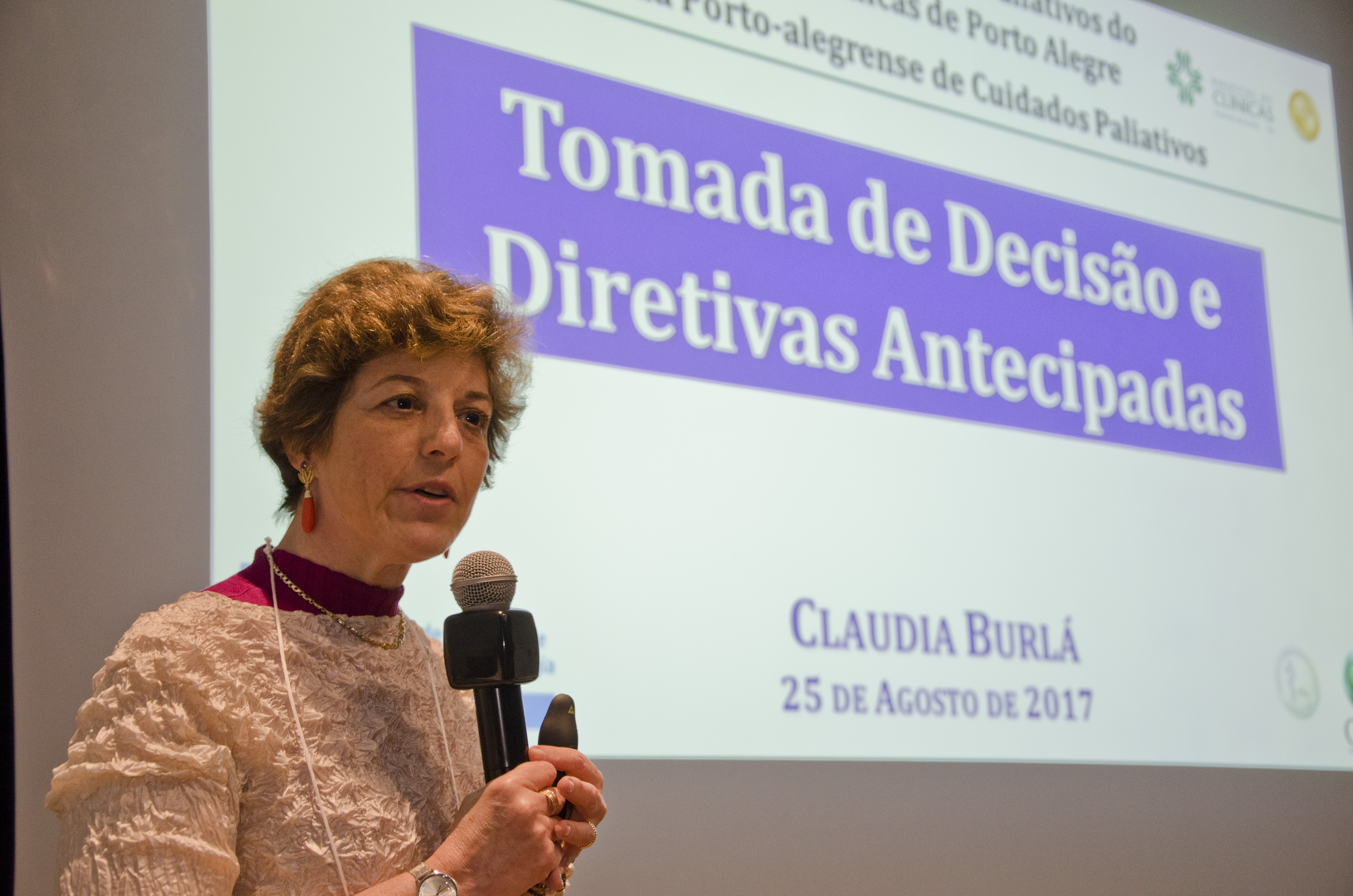 Claudia Burlá palestrando